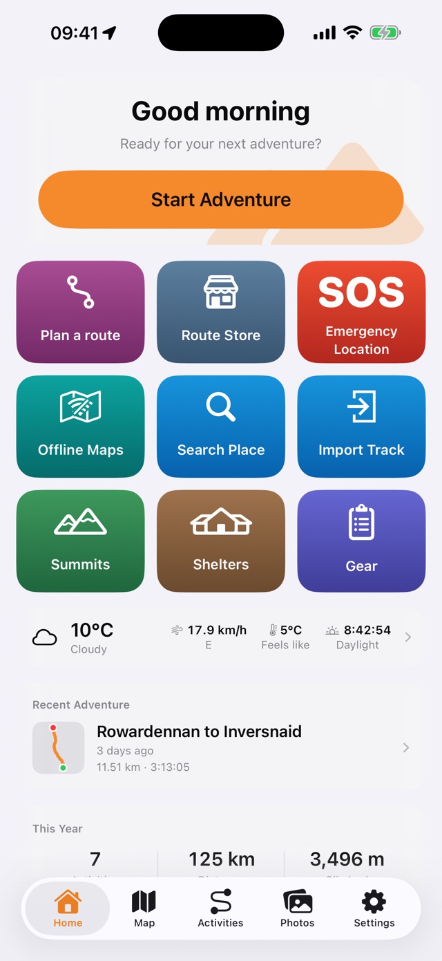 Der Tab „Start“: Abenteuer starten, Route planen, der Routen-Store, Notfallstandort, Offline-Karten, Ort suchen, Track importieren, Gipfel, Schutzhütten und Ausrüstung, dazu das Wetter von heute und ein kürzliches Abenteuer