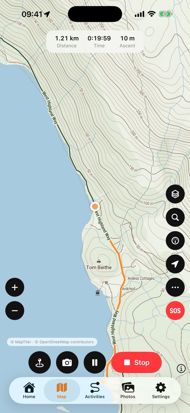 Eine Wanderung wird aufgezeichnet: 1,21 km, 19 Minuten 58 Sekunden und 10 m Anstieg über der topografischen Karte, mit Tasten für Stopp, Pause, Kamera und Wegpunkt
