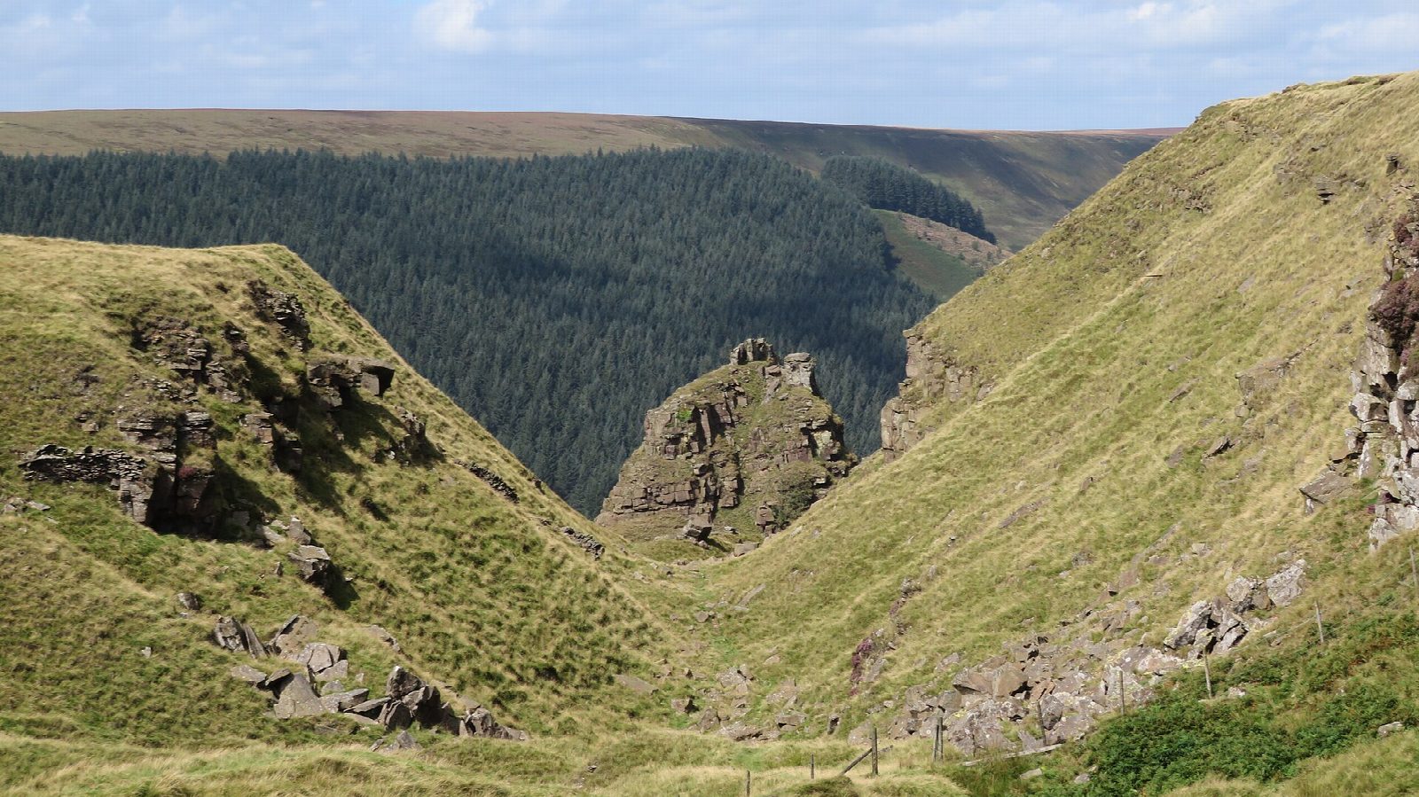 Alport Castles from Fairholmes