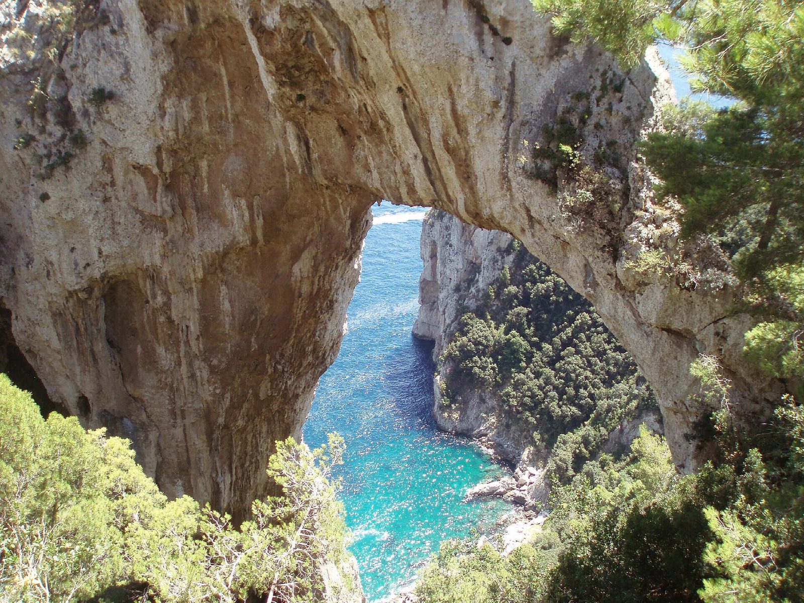 Arco Naturale and the Pizzolungo path from Capri