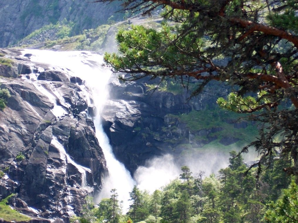 Husedalen waterfalls from Kinsarvik