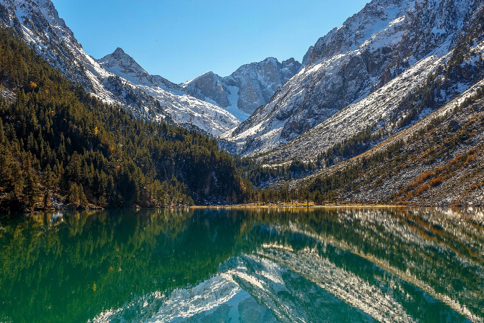 Lac de Gaube from the Pont d'Espagne