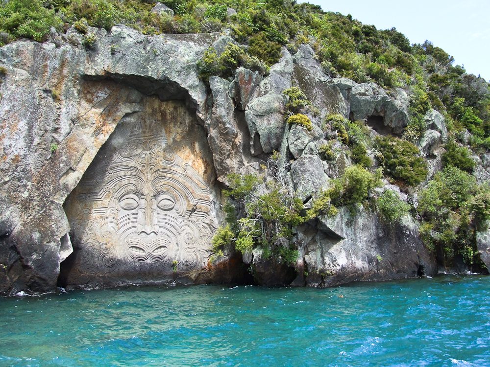 Lake Taupō: Acacia Bay to the Mine Bay carvings