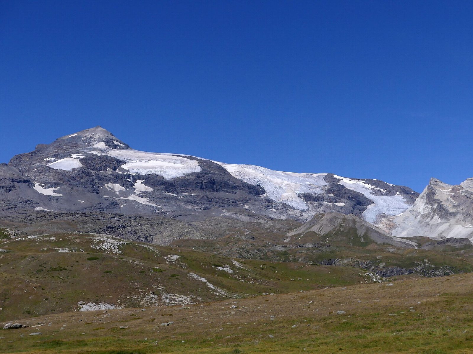 Refuge du Plan du Lac and the Chapelle Saint-Barthélemy from Bellecombe