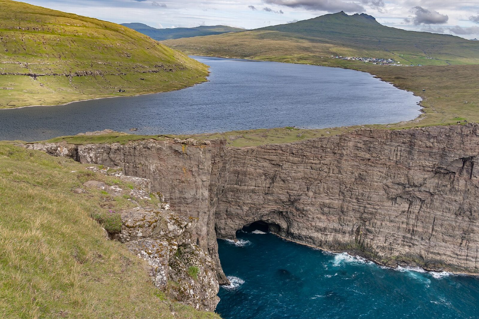 Trælanípan and Bøsdalafossur from Miðvágur