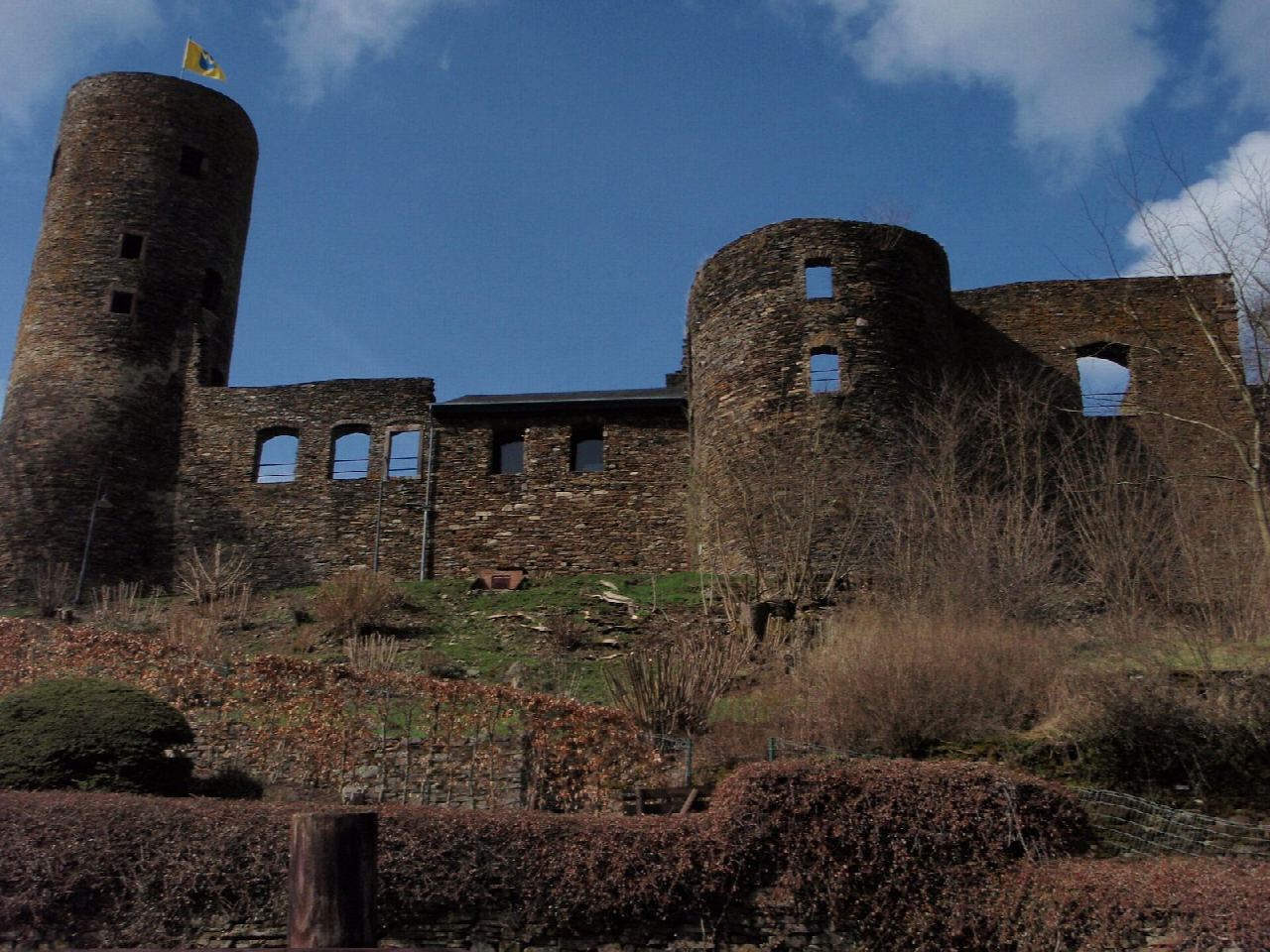 Burg-Reuland und das Ourtal von oben