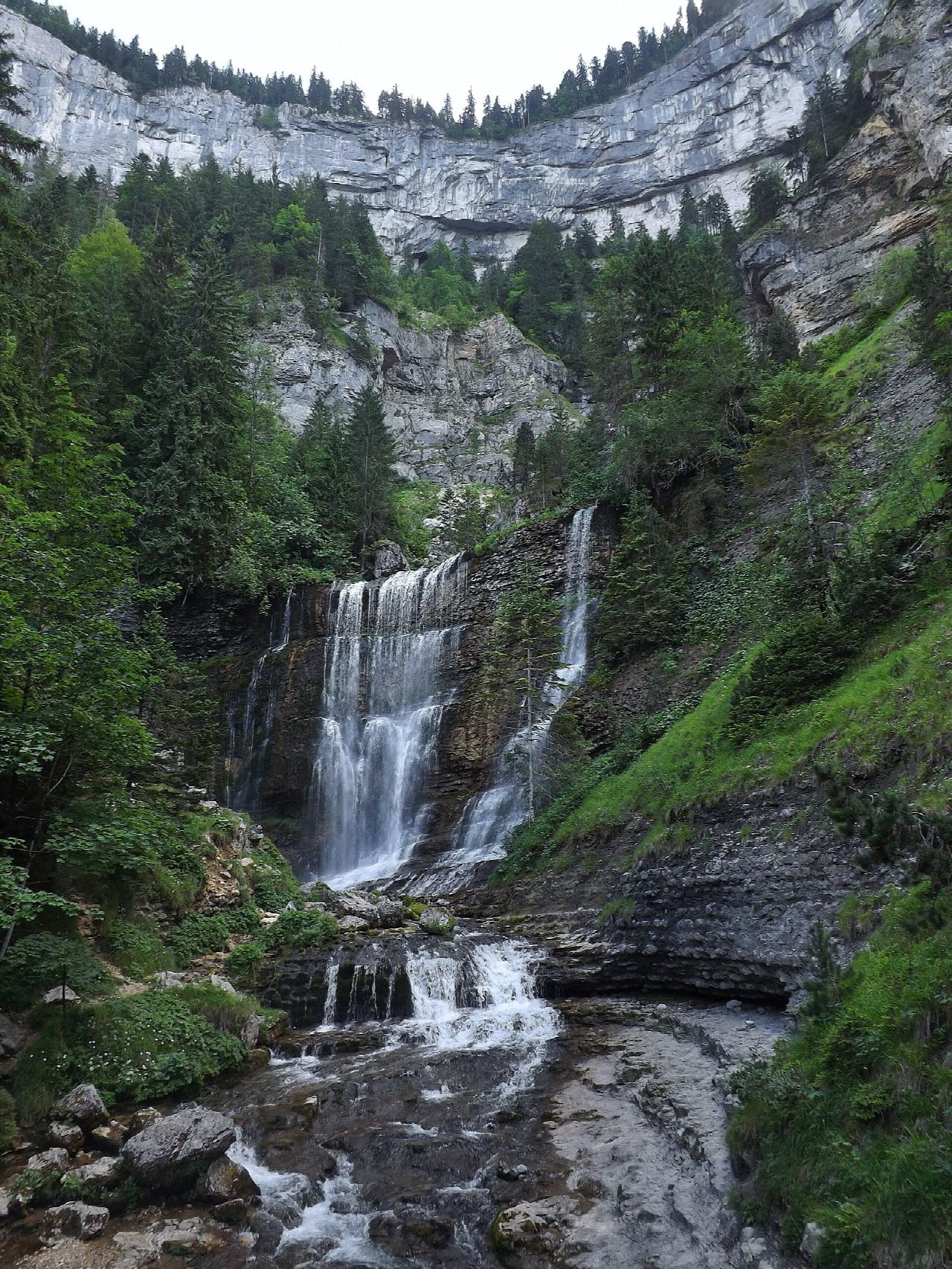 Cirque de Saint-Même: the waterfall path