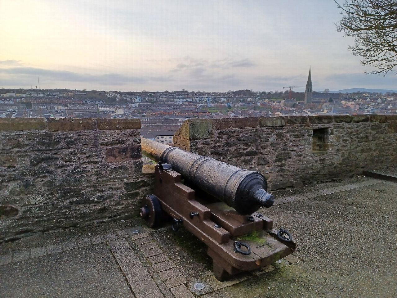 Derry-Londonderry: the Walls and the Peace Bridge