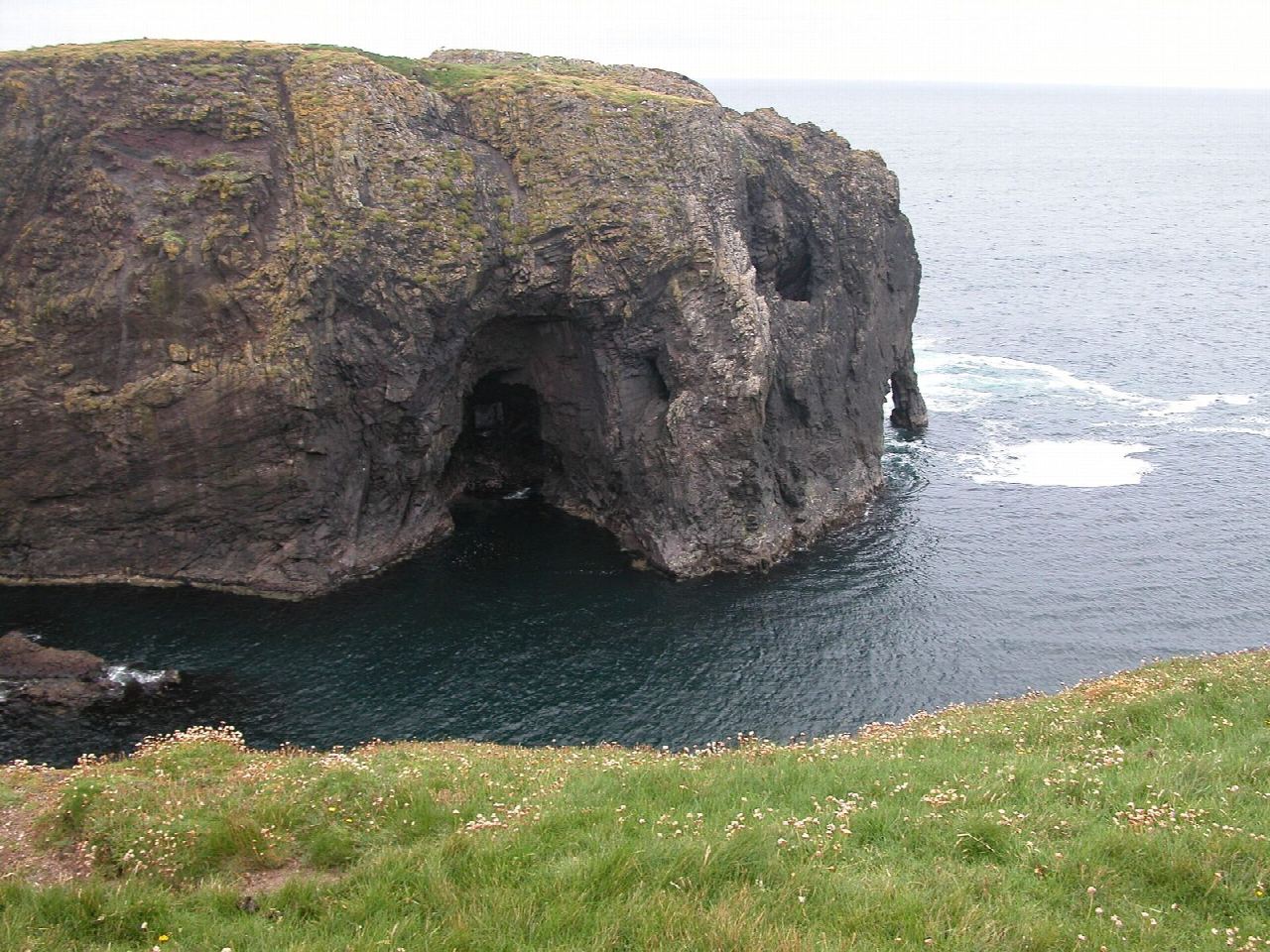Eshaness lighthouse and the cliffs to the Grind o da Navir