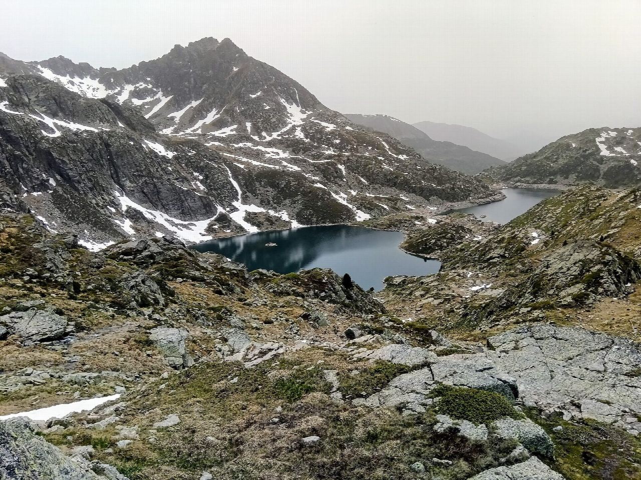 Estany de Juclar and the Juclar hut from the Vall d'Incles