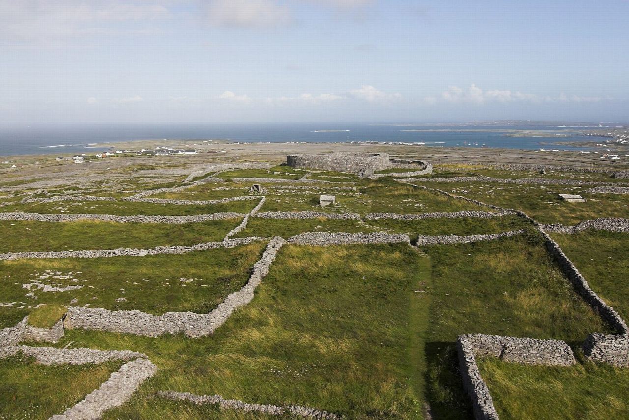 Inis Mór: Kilronan to Kilmurvey by Dún Eochla, back by the shore