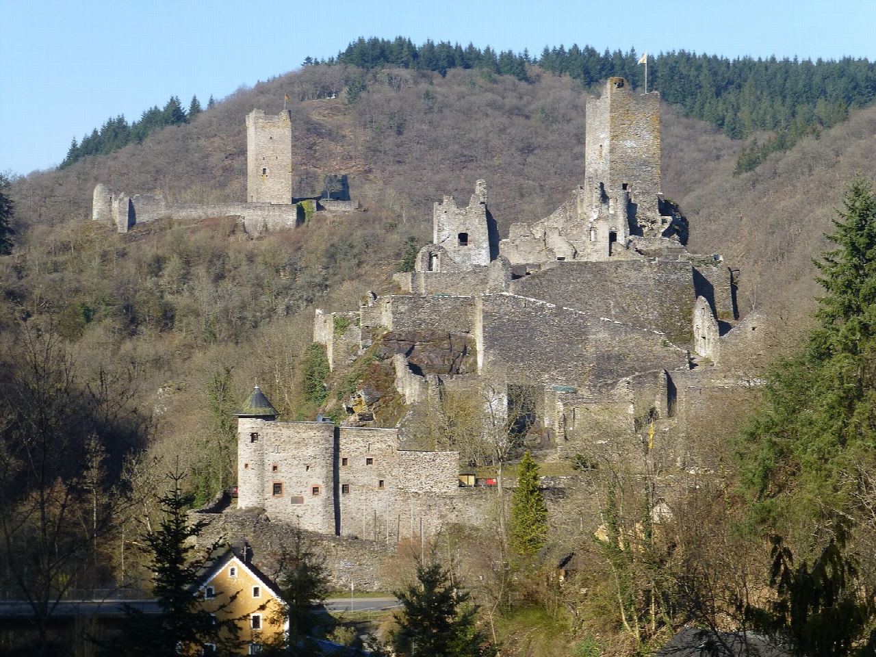 Oberburg and Niederburg above the Lieser at Manderscheid