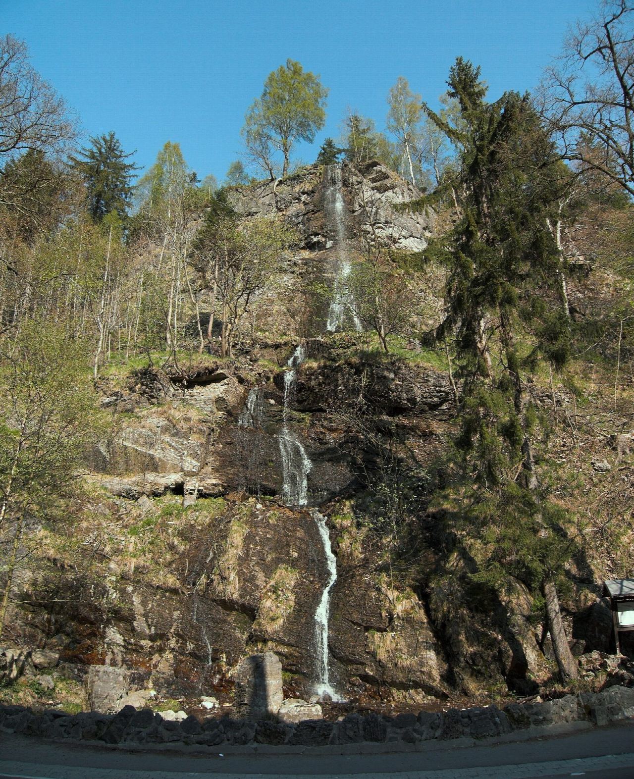Romkerhall waterfall, the Kästeklippen and the Verlobungsinsel from Romkerhall
