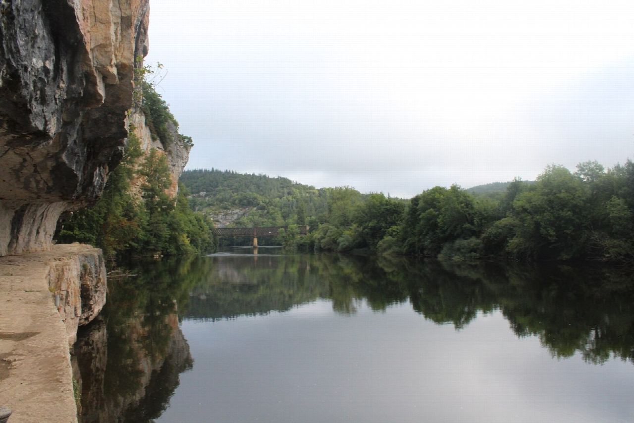 Saint-Cirq-Lapopie from Bouziès by the Lot towpath