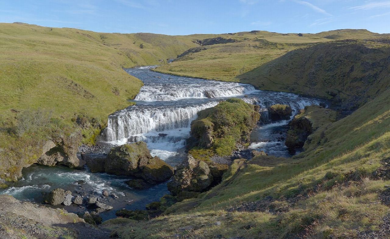 Skógafoss and the Skógá waterfalls to the footbridge